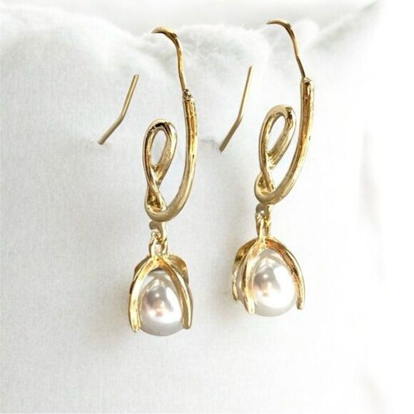 Anthropologie Amber Sceats Lily Long Gold & Pearl Earrings Lightweight - Picture 2 of 5